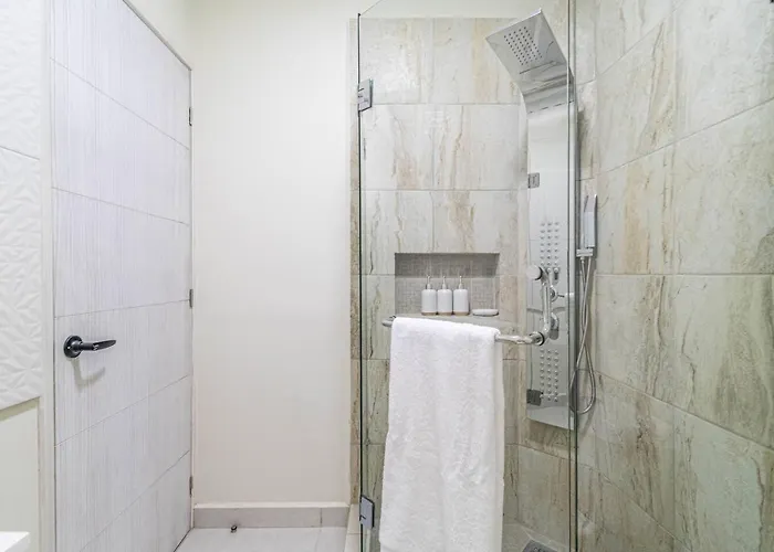 2 Bd With Balcony, Gym, Rooftop Pool, Hot Tub Casa de férias *