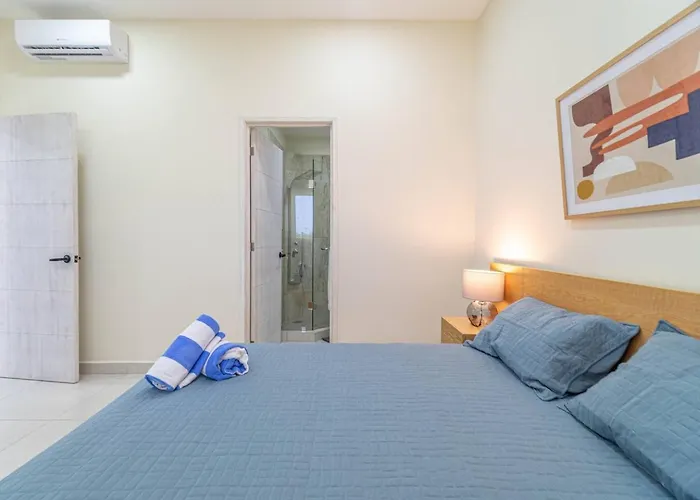 2 Bd With Balcony, Gym, Rooftop Pool, Hot Tub Casa de férias *
