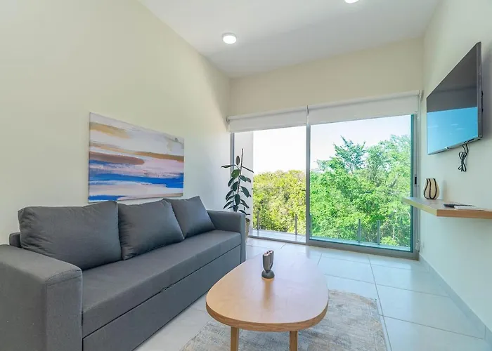 2 Bd With Balcony, Gym, Rooftop Pool, Hot Tub *