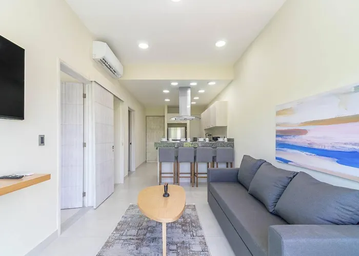 2 Bd With Balcony, Gym, Rooftop Pool, Hot Tub