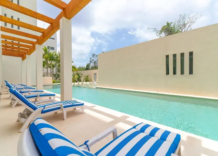Casa de férias 2 Bd With Balcony, Gym, Rooftop Pool, Hot Tub *