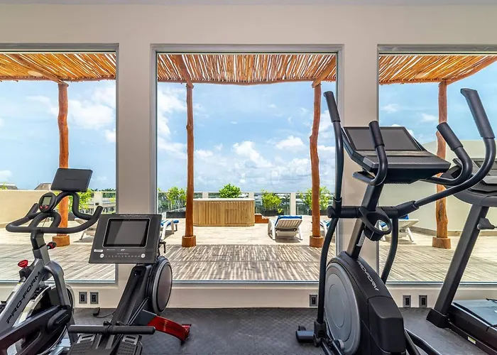 2 Bd With Balcony, Gym, Rooftop Pool, Hot Tub *