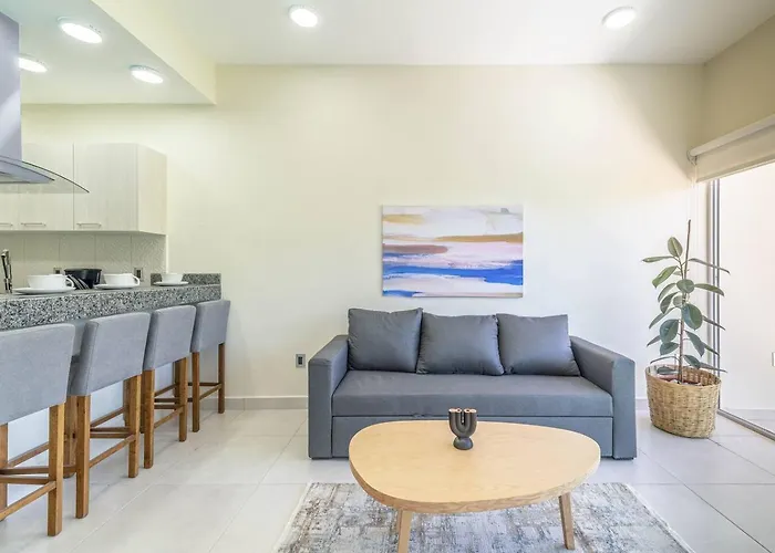 2 Bd With Balcony, Gym, Rooftop Pool, Hot Tub