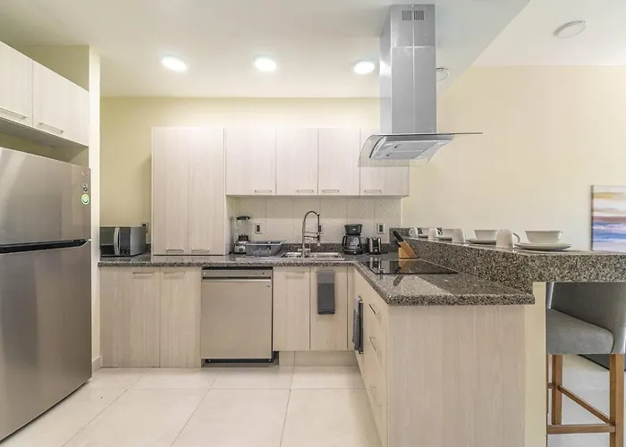 2 Bd With Balcony, Gym, Rooftop Pool, Hot Tub Casa de férias