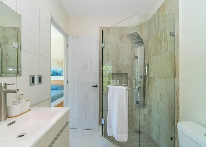 Casa de férias 2 Bd With Balcony, Gym, Rooftop Pool, Hot Tub *