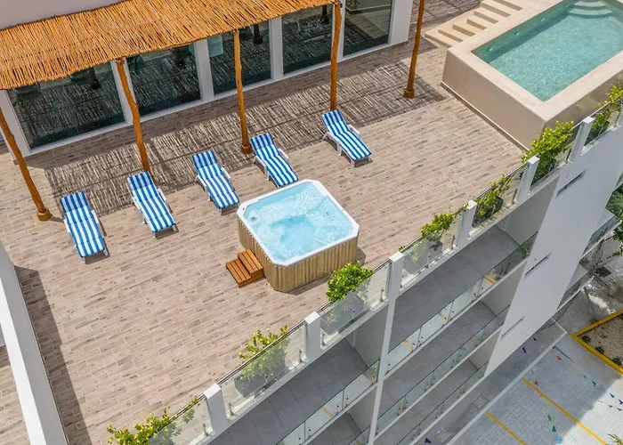 2 Bd With Balcony, Gym, Rooftop Pool, Hot Tub *