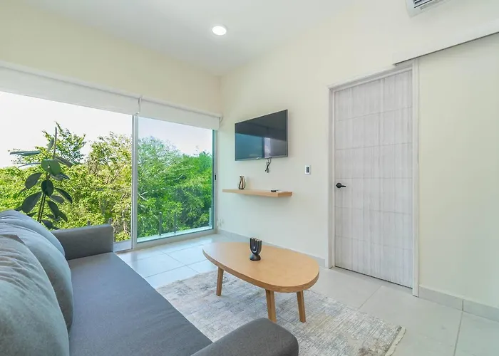 2 Bd With Balcony, Gym, Rooftop Pool, Hot Tub