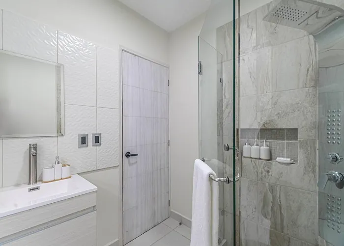 2 Bd With Balcony, Gym, Rooftop Pool, Hot Tub Casa de férias