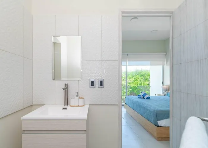 Casa de férias 2 Bd With Balcony, Gym, Rooftop Pool, Hot Tub