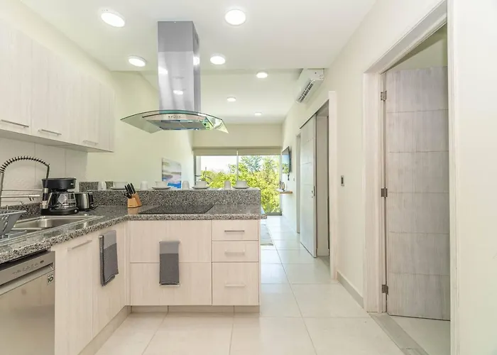 2 Bd With Balcony, Gym, Rooftop Pool, Hot Tub Casa de férias *