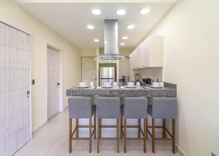 Casa de férias 2 Bd With Balcony, Gym, Rooftop Pool, Hot Tub