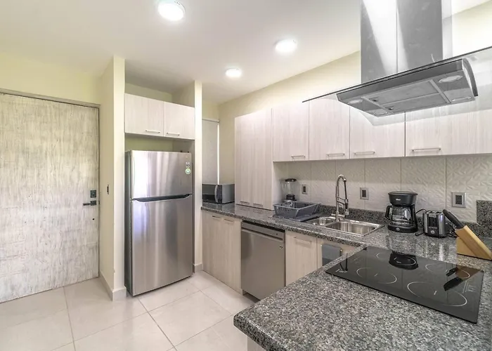 Casa de férias 2 Bd With Balcony, Gym, Rooftop Pool, Hot Tub *